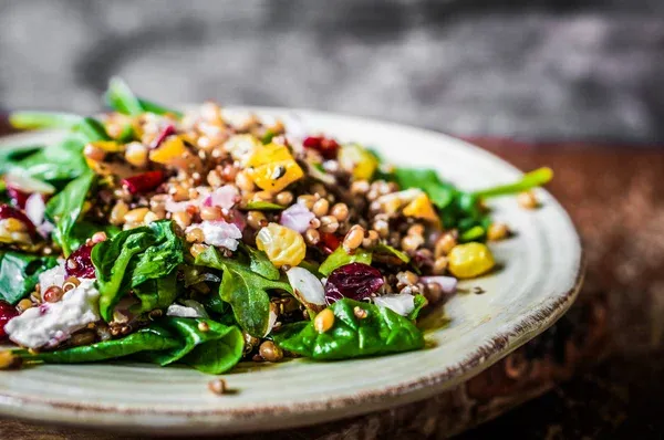 Healthy-salad-with-spinachquinoa-and-roasted-vegetables.jpg